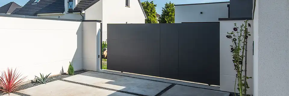 Portail coulissant plein en aluminium Esus Kostum