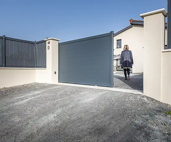 Quels sont les avantages d’un portail coulissant sur rail ?