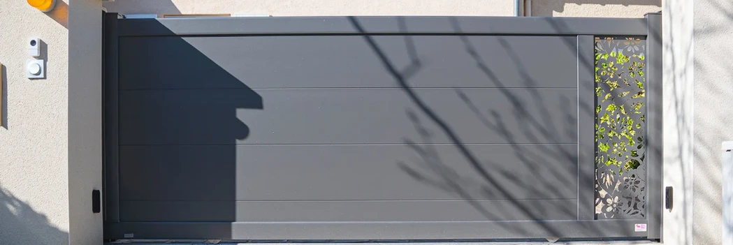 Portail coulissant aluminium Prijan décor Brodiri , gamme FRESK, par Kostum