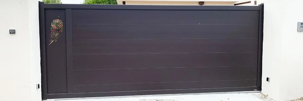 Portail coulissant aluminium Onen décor Aelig , gamme FRESK, par Kostum