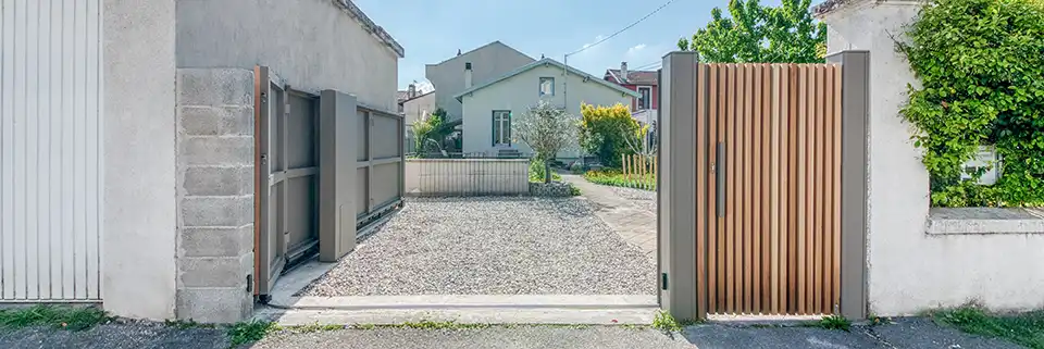 Portail sectionnel ton bois Anian Kostum