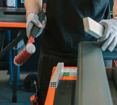 artisan Kostum qui insère un gond