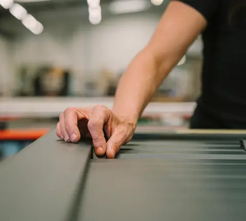 artisan Kostum qui prépare les dimensions d'un portail