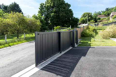Portail en aluminium sur-mesure ouverture télescopique pour les petits espaces | Modèle Céina
