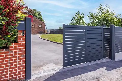 portail télescopique en alumnium, les vantaux se superposent pour prendre moins de place dans le côté lors de l'ouverture