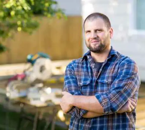 installateur Kostum devant un chantier de clôtures