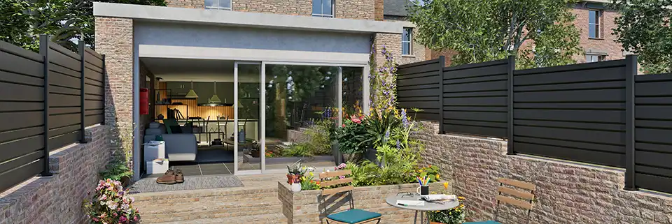 cloture aluminium strolad kostum terrasse avec des chaises et baie vitrée