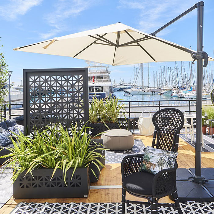 Habillage de jardinière avec décor en aluminium Kostum