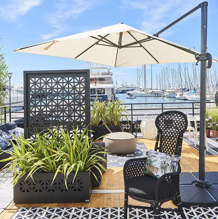 Habillage de jardinière avec décor en aluminium Kostum