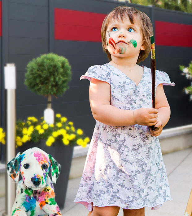 Image d'une petite fille avec de la peinture