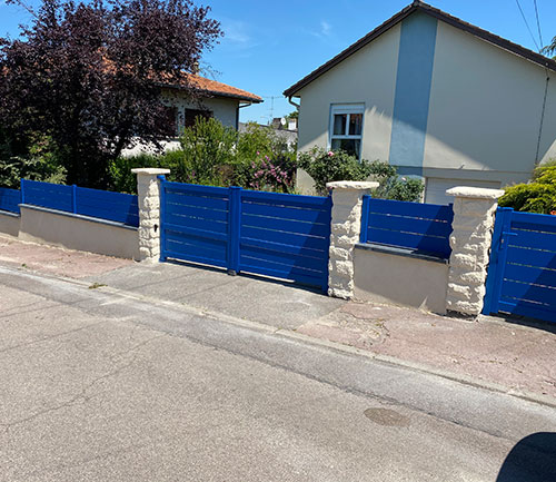 Portail aluminium bleu gentiane
