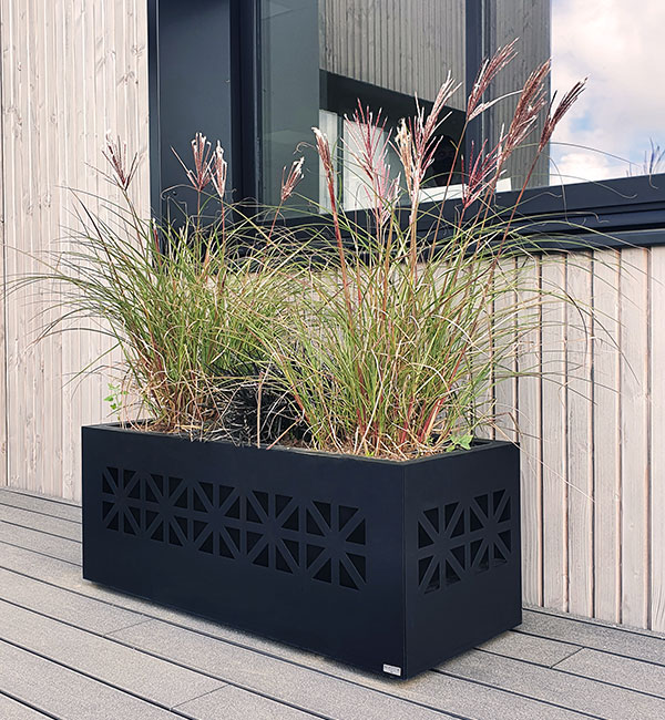 Les jardinères en aluminium classiques avec décor découpe laser Kostum Les jardinères en aluminium classiques avec décor découpe laser Kostum