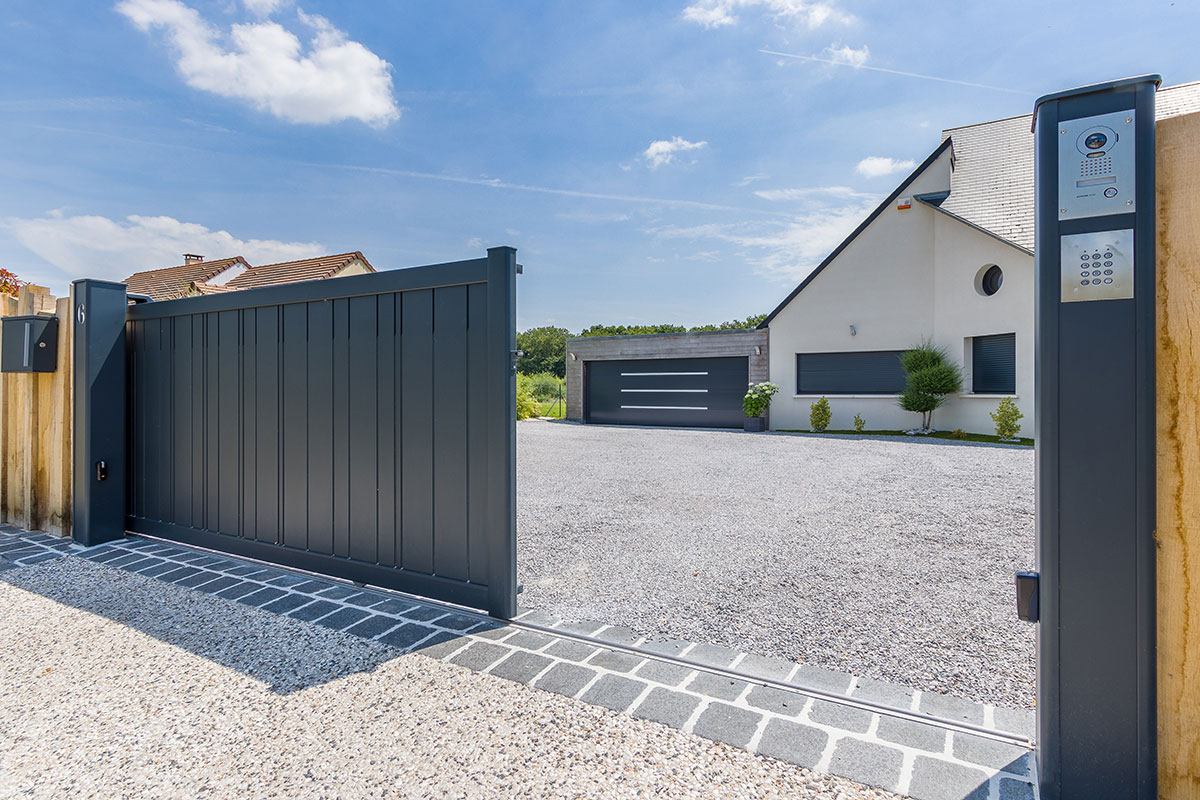Portail aluminium coulissant Célina par Kostum
