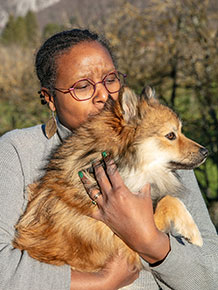 photo d'une femme avec son chien
