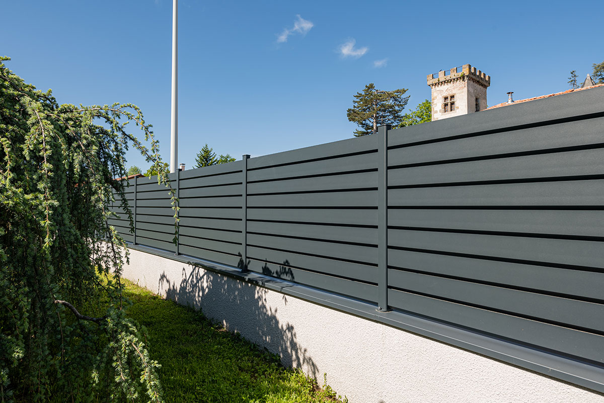 Quelle clôture aluminium pour délimiter votre jardin ?