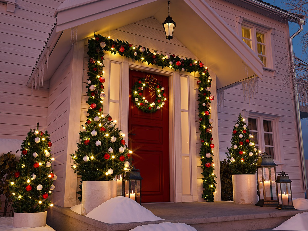 Décoration de Noël sur porte d'entrée