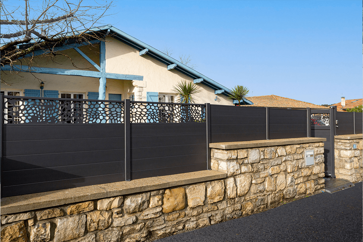 Des clôtures au design soigné pour clôturer votre jardin