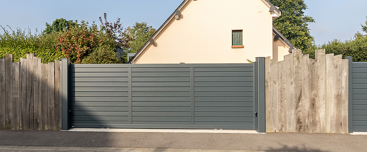 Portail Litenn droit en aluminium, lames brise-vue